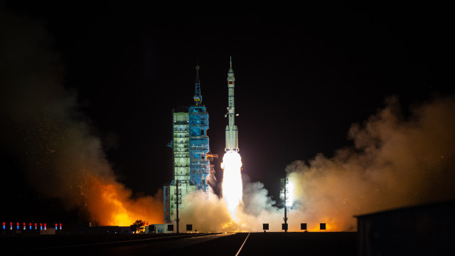 Nave espacial tripulada Shenzhou-19 se acopla à estação espacial chinesa