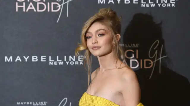 Gigi Hadid posta rara foto da filha Khai entrando no clima de Halloween