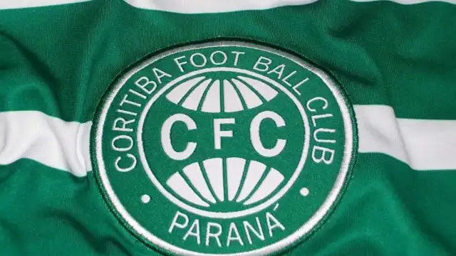 Volante do Coritiba passa mal em campo e é levado de ambulância a hospital