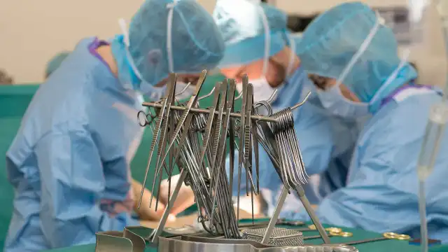 Polícia prende funcionária de laboratório suspeita de envolvimento no caso dos órgãos com HIV