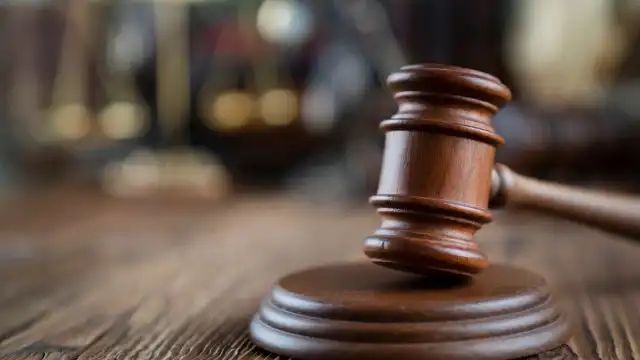 Condomínio de luxo é condenado a indenizar homem negro confundido com entregador