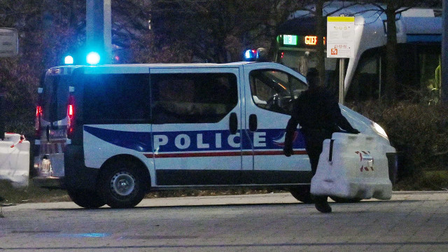 Brasileira é morta a facadas na frente dos filhos na França; marido é o principal suspeito