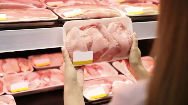 Os erros mais comuns ao comprar e armazenar frango e como evitá-los