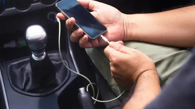 Jovem pula de carro em movimento após ataque de motorista de aplicativo
