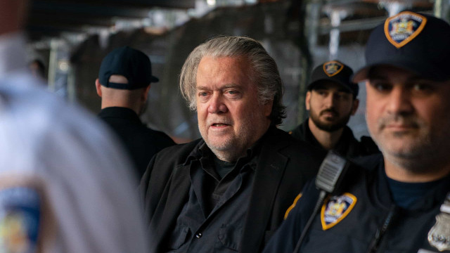 Steve Bannon, aliado de Trump, deixa prisão uma semana antes das eleições