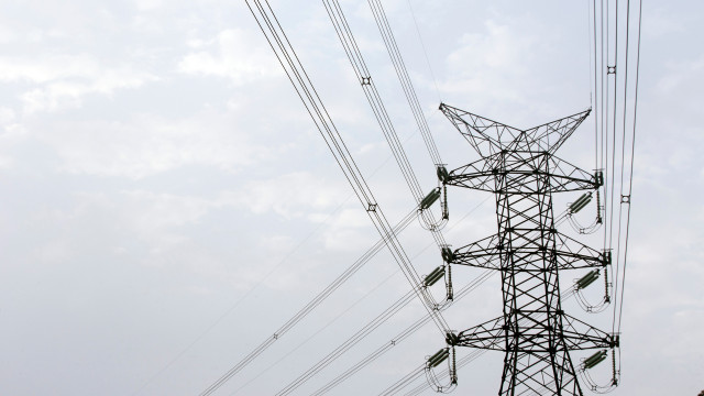 Explosão em subestação deixa parte do Grande Recife sem energia e 3 feridos