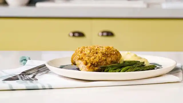 Aprenda a fazer sobrecoxa crocante com biscoito