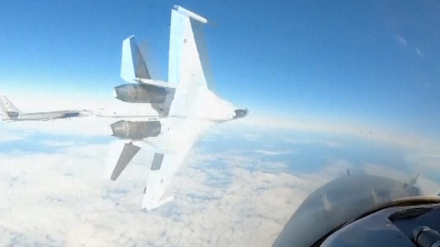 Vídeo mostra caça russo provocando avião americano no Alasca; assista