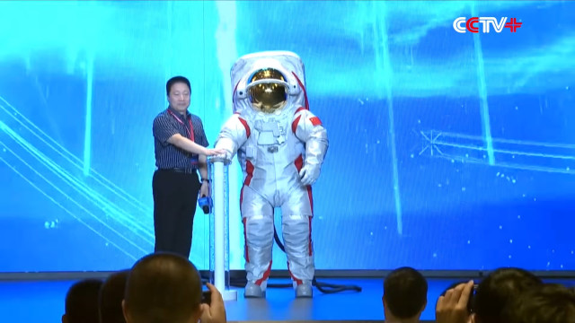 China apresenta traje espacial que será usado na primeira missão à Lua