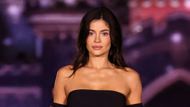 Kylie Jenner vive "conto de fadas" ao desfilar na Disneyland Paris; veja