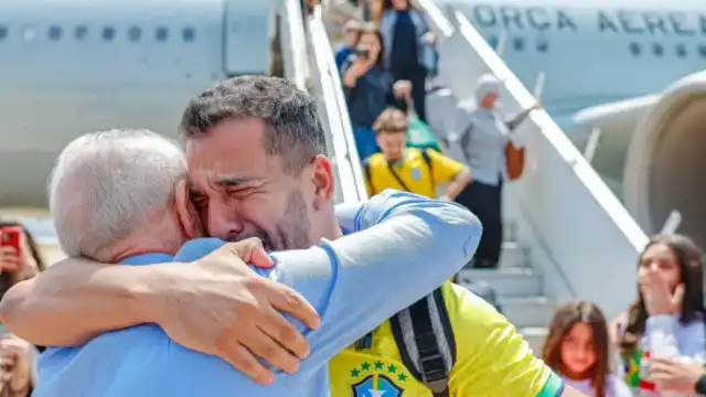 Brasileiros repatriados do Líbano desembarcam; ‘medo passou’, diz resgatado
