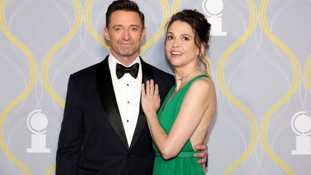 Hugh Jackman mantêm namoro em segredo