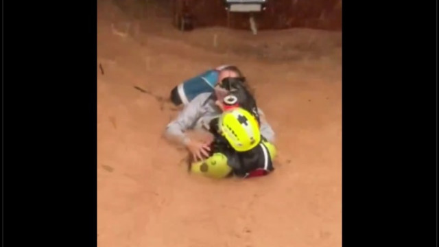 Imagens impressionantes do resgate de uma mulher e do seu cão na Espanha
