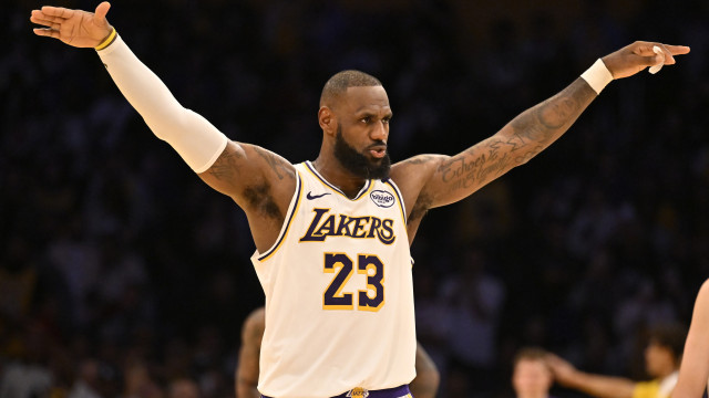 Ao lado do pai, filho de LeBron James marca primeiros pontos em derrota dos Lakers na NBA