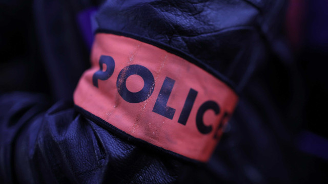 Mãe suspeita de decapitar filhos na França é achada vagando em delírio
