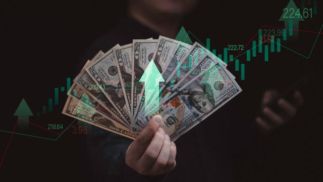 Dólar e bitcoin disparam com vitória de Trump em estados-chave; euro recua