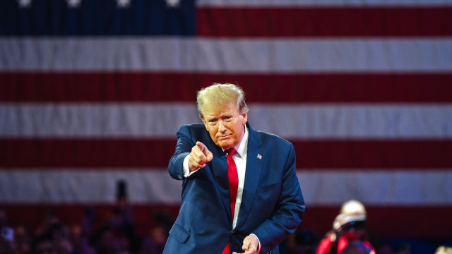 Trump faz comício na Virgínia, de tendência democrata, em investida por voto popular