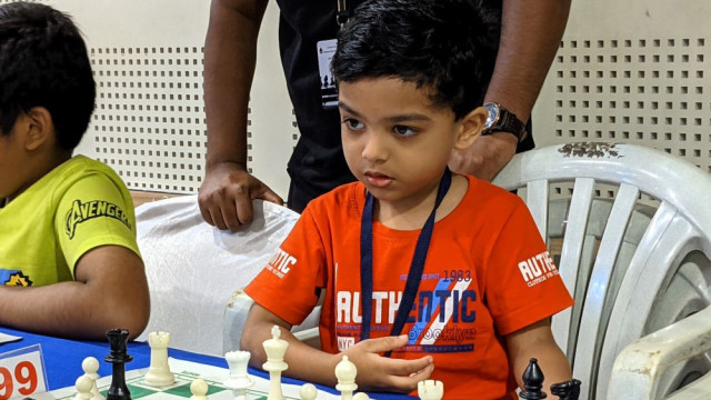 Menino de 3 anos é o jogador de xadrez mais jovem do mundo no ranking