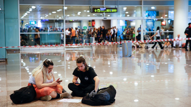 Chuva alaga aeroporto e estradas em Barcelona; Valência procura desaparecidos