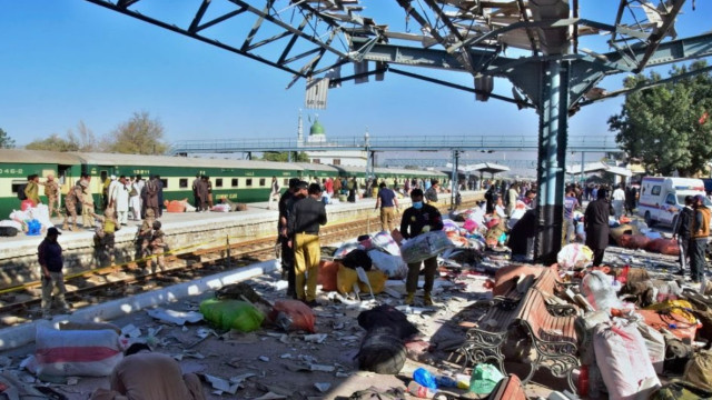 Bomba em estação lotada no Paquistão mata 25; vídeo