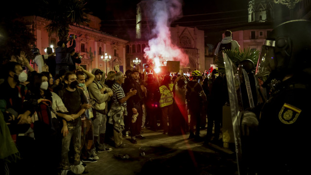 Milhares protestam contra governo regional após inundações na Espanha
