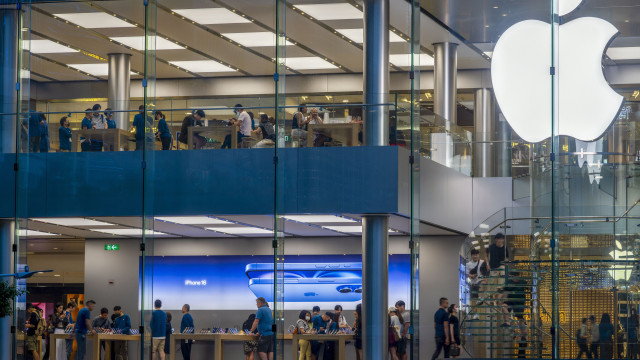 Russos pagam mais (e em maços de notas) pelos novos iPhones
