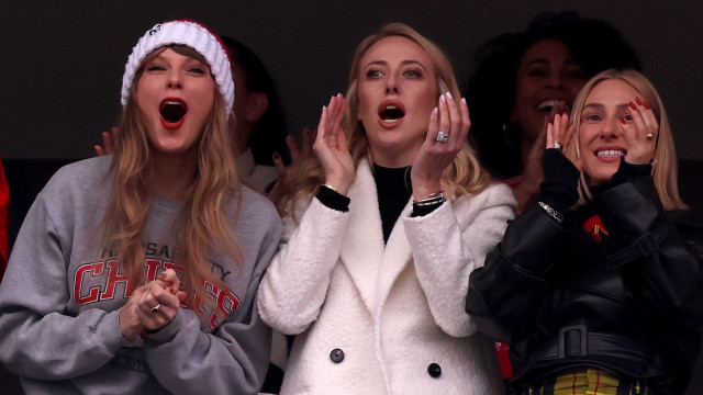 Os looks de Taylor Swift ao torcer por Travis Kelce nos jogos dos Chiefs