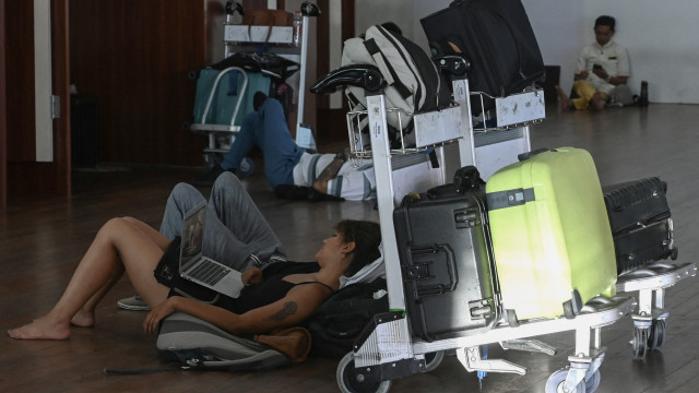 Companhias aéreas cancelam voos para Bali após erupção de vulcão