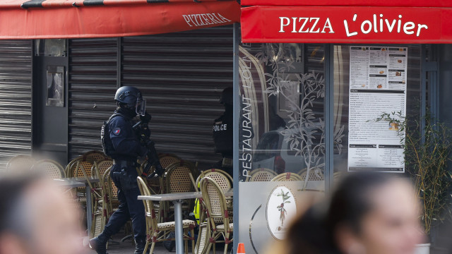 Funcionários reféns em pizzaria em Paris foram libertados; homem detido