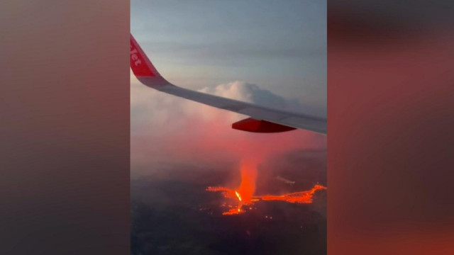 Passageiros de avião filmam lava de vulcão em erupção; vídeo