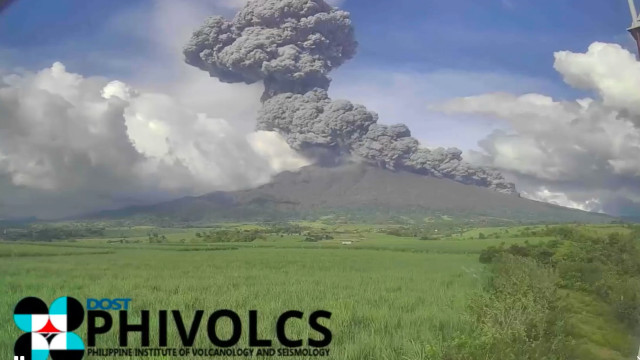 População retirada e voos cancelados após erupção de vulcão nas Filipinas