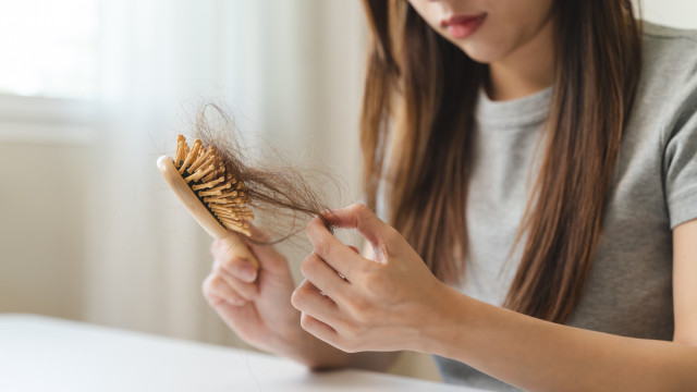 Vitaminas essenciais para prevenir a queda de cabelo, segundo o médico