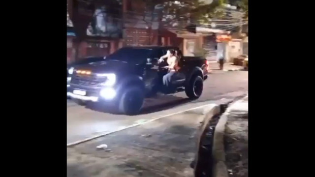 Mulher salta para carro em andamento após flagrar traição do marido