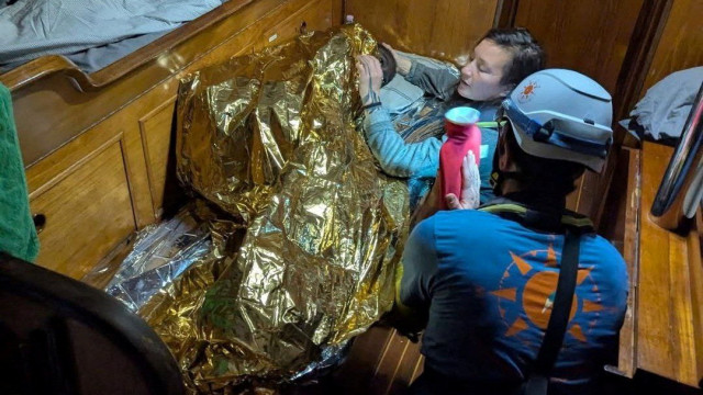 Menina de 11 anos é resgatada após passar três dias à deriva no mar