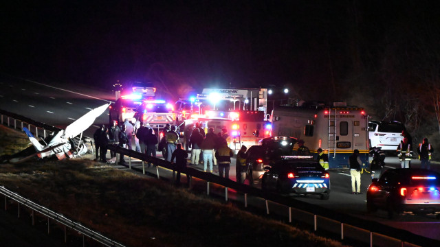 Avião cai em autoestrada de Nova York e deixa um morto