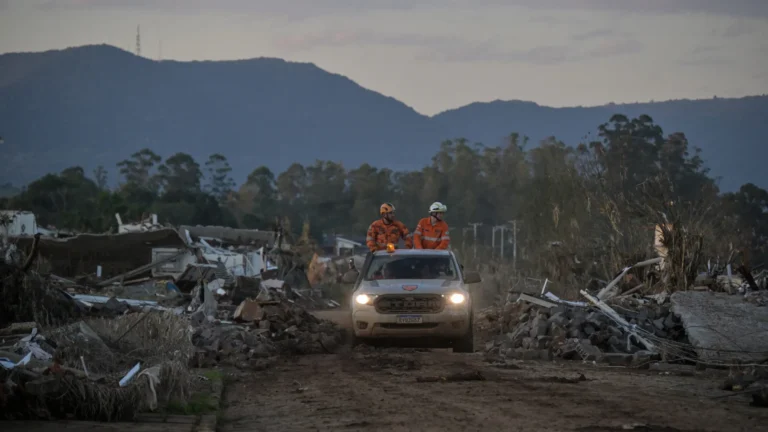Desabrigados pela enchente em Porto Alegre enfrentam de fila a briga com vizinhos