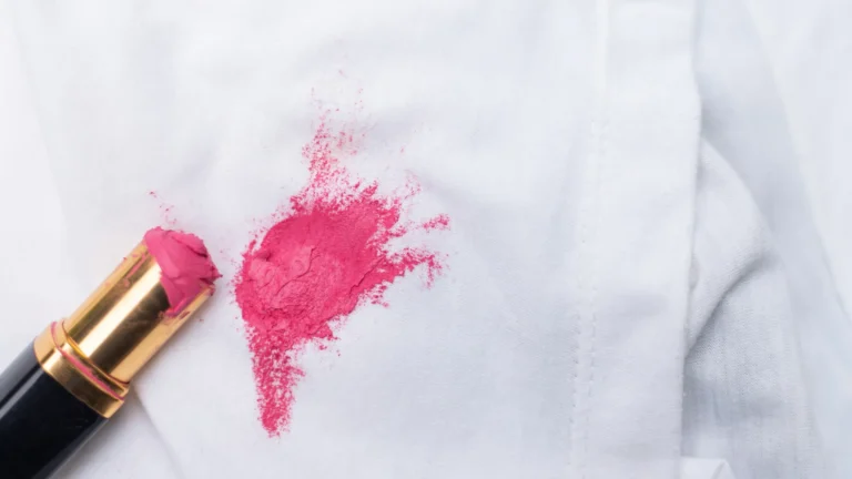 Aprenda um truque simples para remover manchas de batom da roupa
