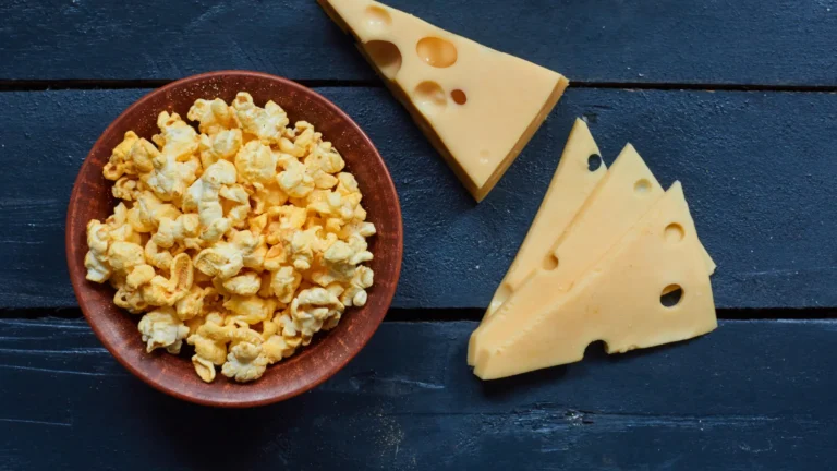 Petiscos: aprenda a preparar pipoca com parmesão