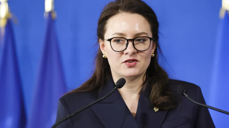 EUA e Ucrânia assinam memorando sobre acesso a recursos e minerais