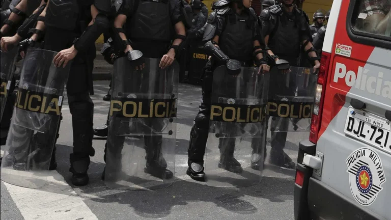 Moinho tem cerco policial e protestos em dia de mudanças de moradores em SP