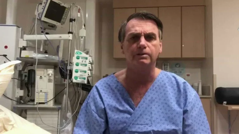Bolsonaro segue estável na UTI, e tomografia descarta novo procedimento, diz boletim