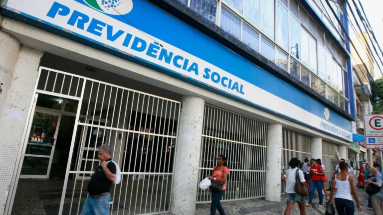 Governo suspende descontos de aposentados do INSS por tempo indeterminado