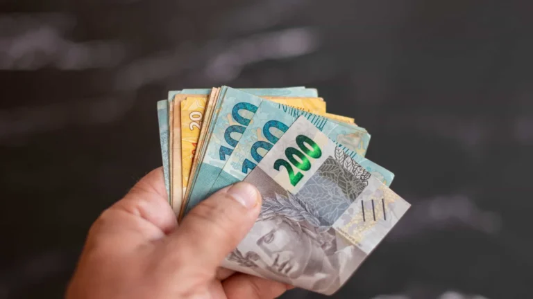 Aposentados e pensionistas começam a receber antecipação do 13º