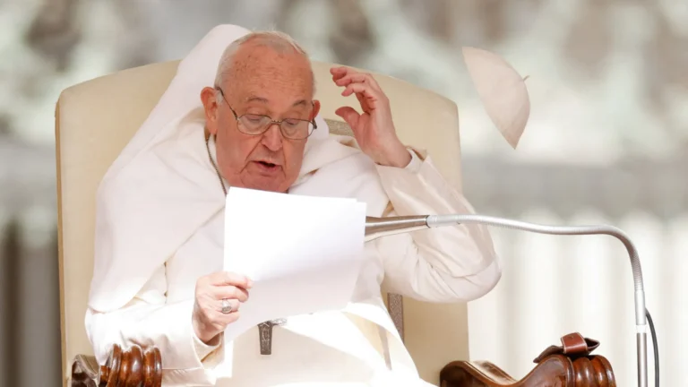 Por que o papa Francisco criticou exposição com Jesus crucificado em avião militar