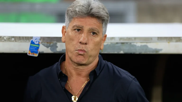 Renato Gaúcho detona gramado sintético e diz que é ‘ruim para todo mundo’