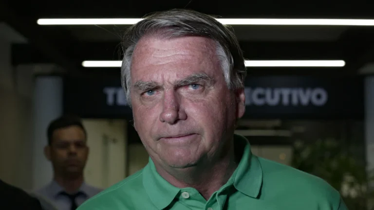 STF intima Bolsonaro no hospital após ex-presidente fazer live internado
