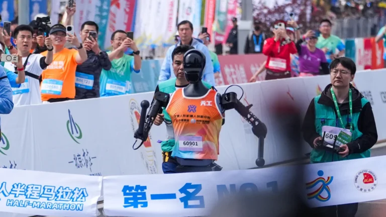 Robôs correm na meia maratona de Yizhuang na China; vídeo