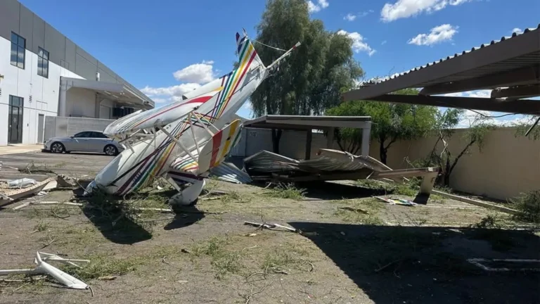 Aeronave colide com portão no Arizona; piloto teve ferimentos leves