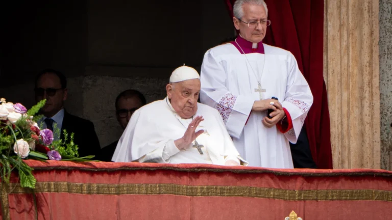 Horas antes de morrer, Papa Francisco falou aos fiéis; veja as imagens