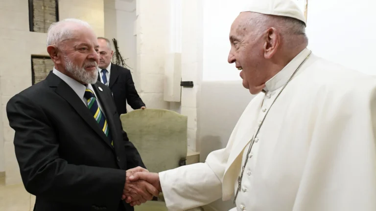 ‘Quisera Deus que o próximo papa fosse igual a ele’, diz Lula após missa